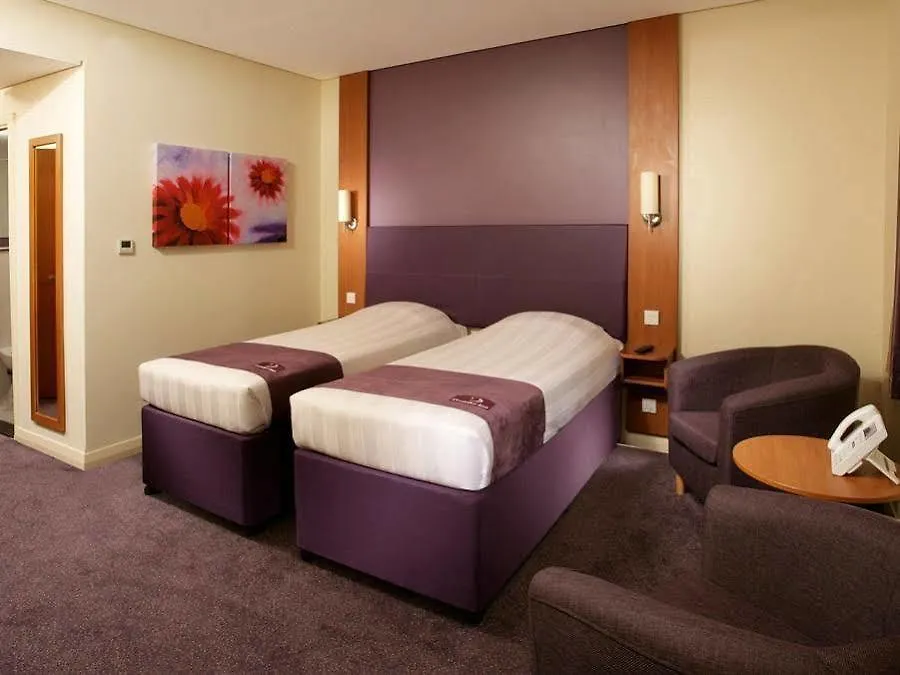 Premier Inn Dubai Investments Park מלון